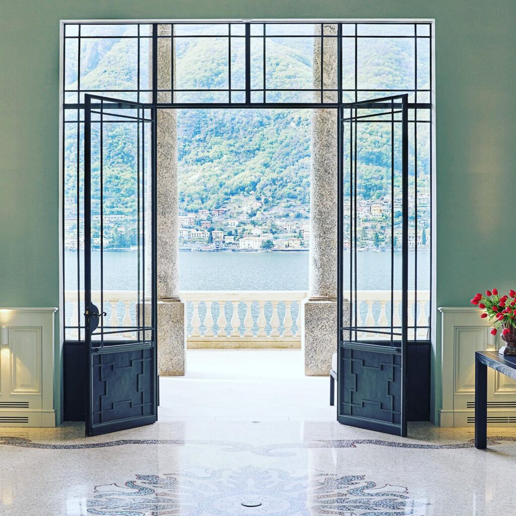 Portal de ferro e vidro com vista axial para o Lago di Como, entrada do Villa Làrio em Pognana Lario, hotéis no lago di Como.