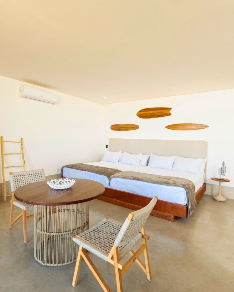 Acomodação ampla com decoração minimalista e toque litorâneo em hoteis em são miguel do gostoso.