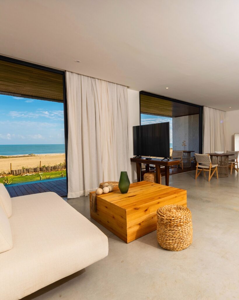 Living integrado com deck e vista panorâmica para o oceano, diferencial nos hoteis em são miguel do gostoso.