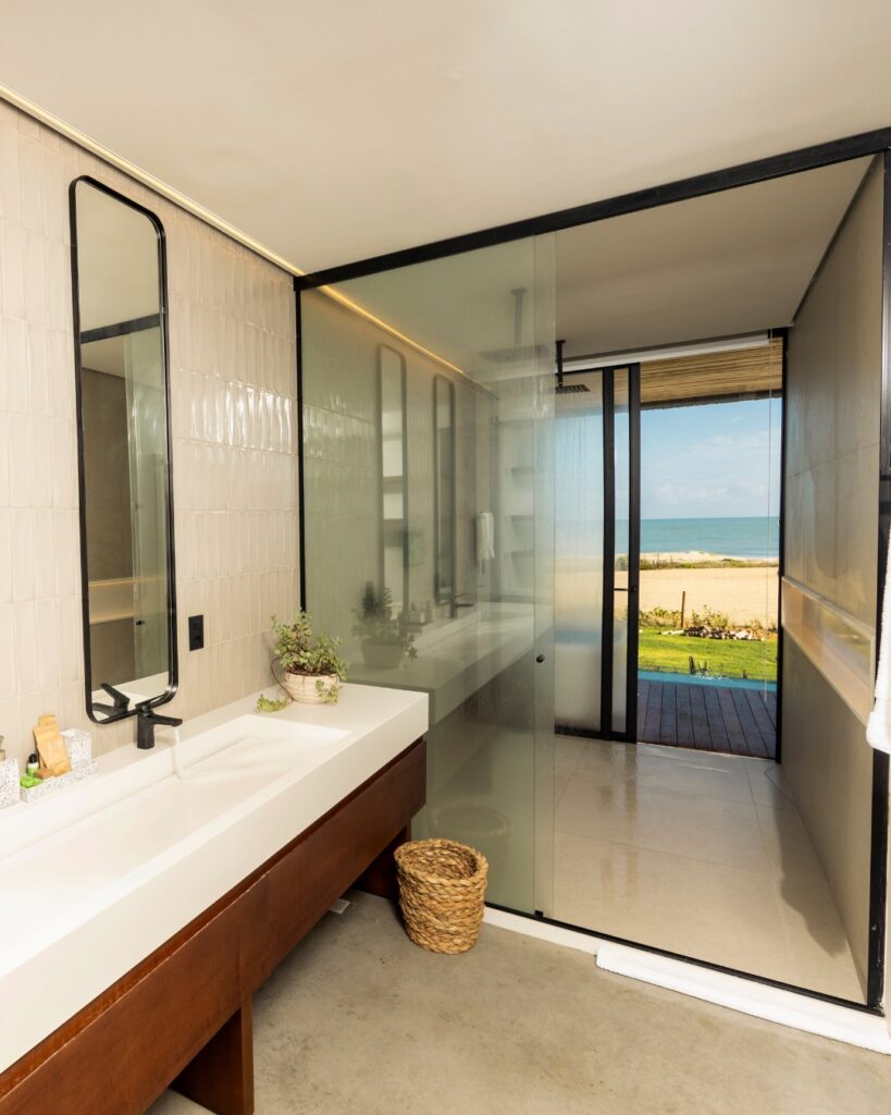 Detalhe de banheiro luxuoso com acabamentos premium, típico dos melhores hoteis em são miguel do gostoso.