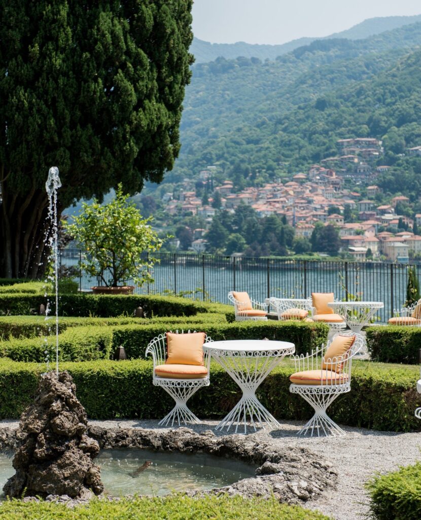 Jardim formal com parterre de buxo e vista para o Lago di Como, experiência de villeggiatura italiana nos hotéis no lago di Como.