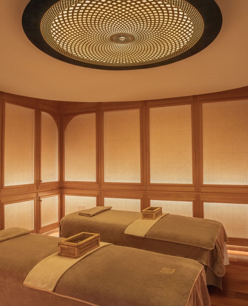 Sala de tratamento do spa com teto abobadado rendilhado e painéis de cana artesanal no Passalacqua, hotel de luxo no lago di Como.