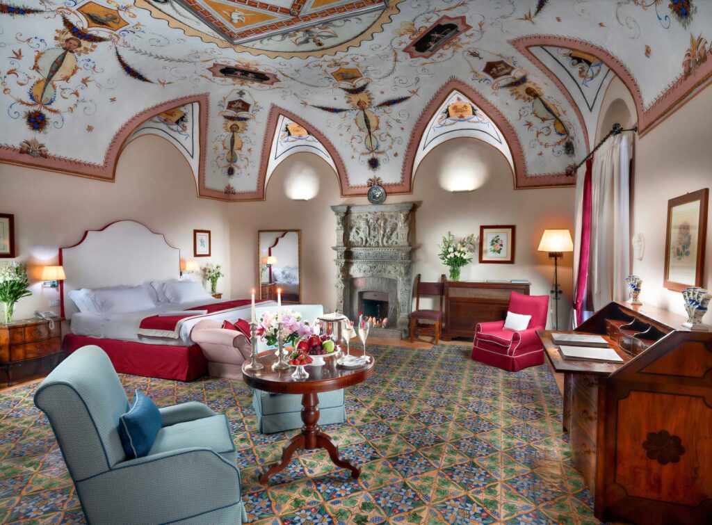 Suíte luxuosa com afrescos e lareira antiga na Villa Cimbrone, uma opção exclusiva de onde ficar em amalfi.