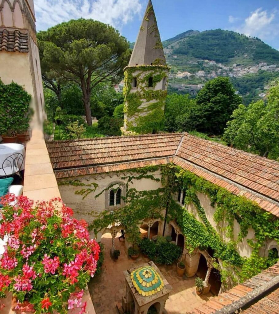 Vista aérea da Villa Cimbrone com sua torre medieval e arquitetura histórica de onde ficar em amalfi.