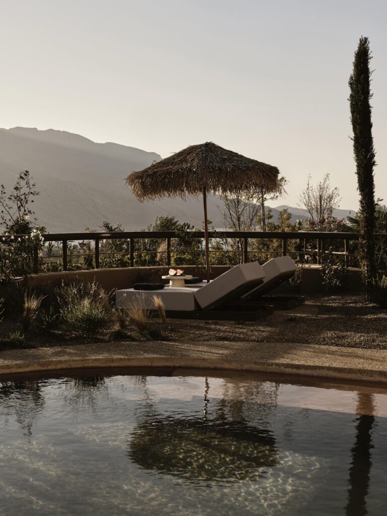Área de lazer externa com piscina e vista para as montanhas no Tella Thera, um dos melhores hoteis da ilha de creta.