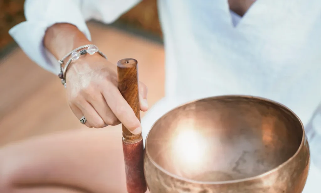 Detalhe de tigela tibetana para banho sonoro durante viagem de bem estar, simbolizando relaxamento profundo e equilíbrio mental.
