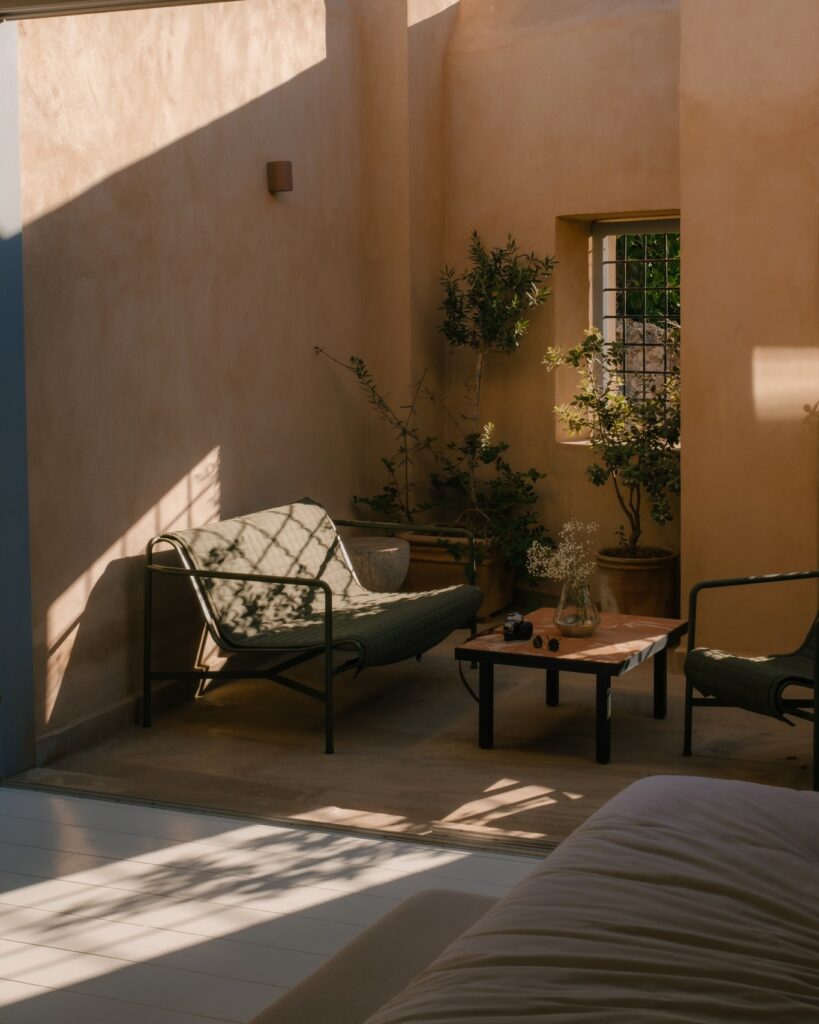 Pátio interno minimalista com móveis de design e luz natural no Azade Chania, destaque nos melhores hoteis da ilha de creta.