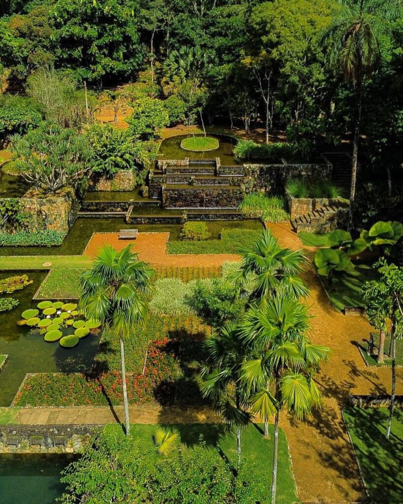 Vista aérea do jardim escalonado de Burle Marx em fazendas históricas para se hospedar com foco em design e natureza.