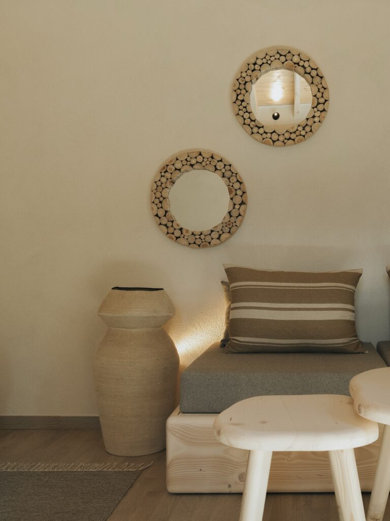 Detalhes de decoração natural com espelhos e vasos, presente nos melhores hotéis da ilha de Creta.