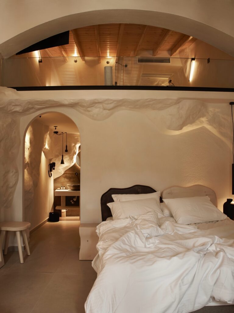 Quarto com mezanino e arquitetura cavernosa luxuosa, um dos melhores hotéis da ilha de Creta.