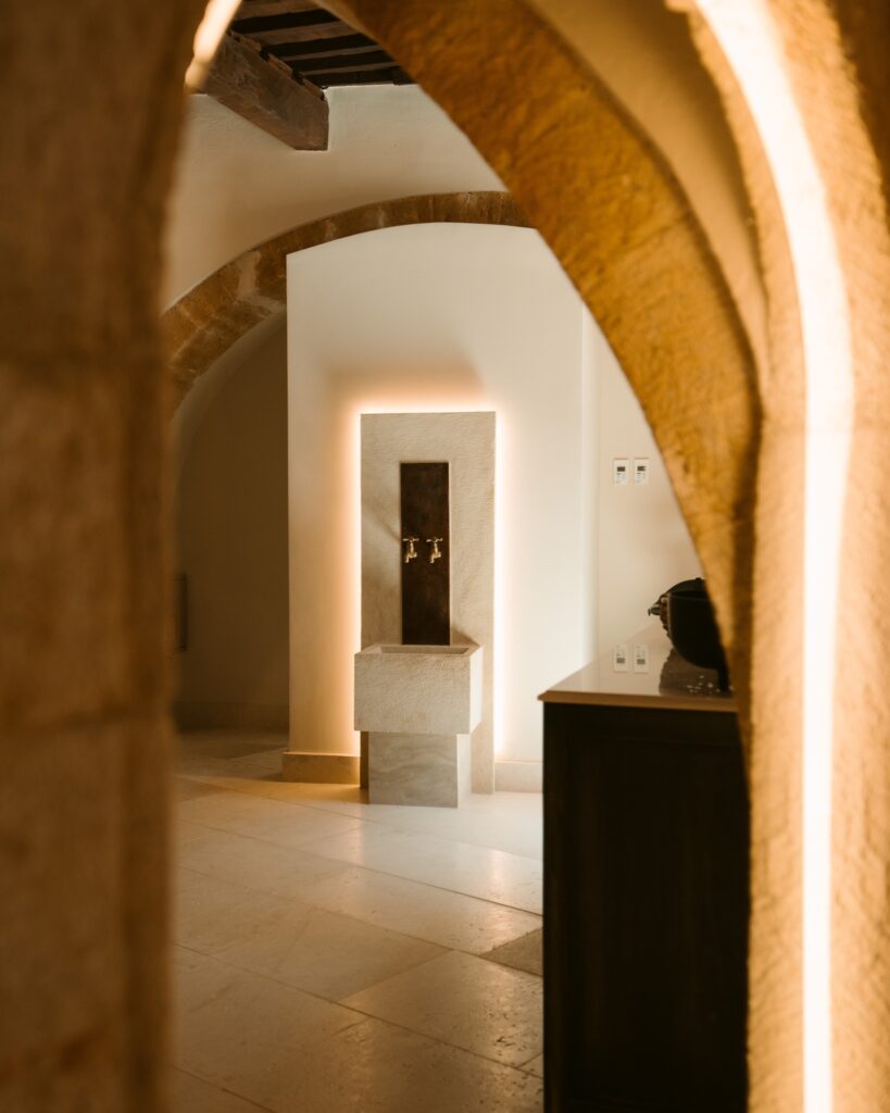Detalhe de fonte moderna em arco histórico no Azade Chania, referência entre os melhores hoteis da ilha de creta.