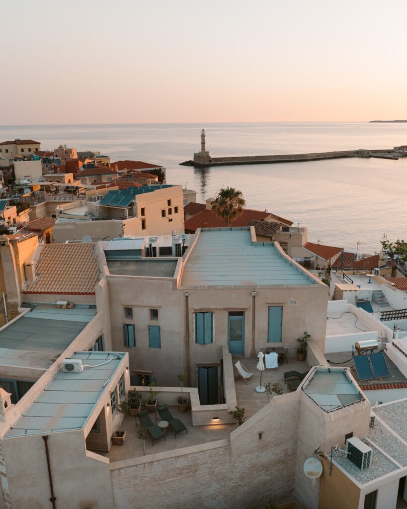 Vista panorâmica do terraço com vista para o mar em Chaniá, um dos melhores hoteis da ilha de creta.
