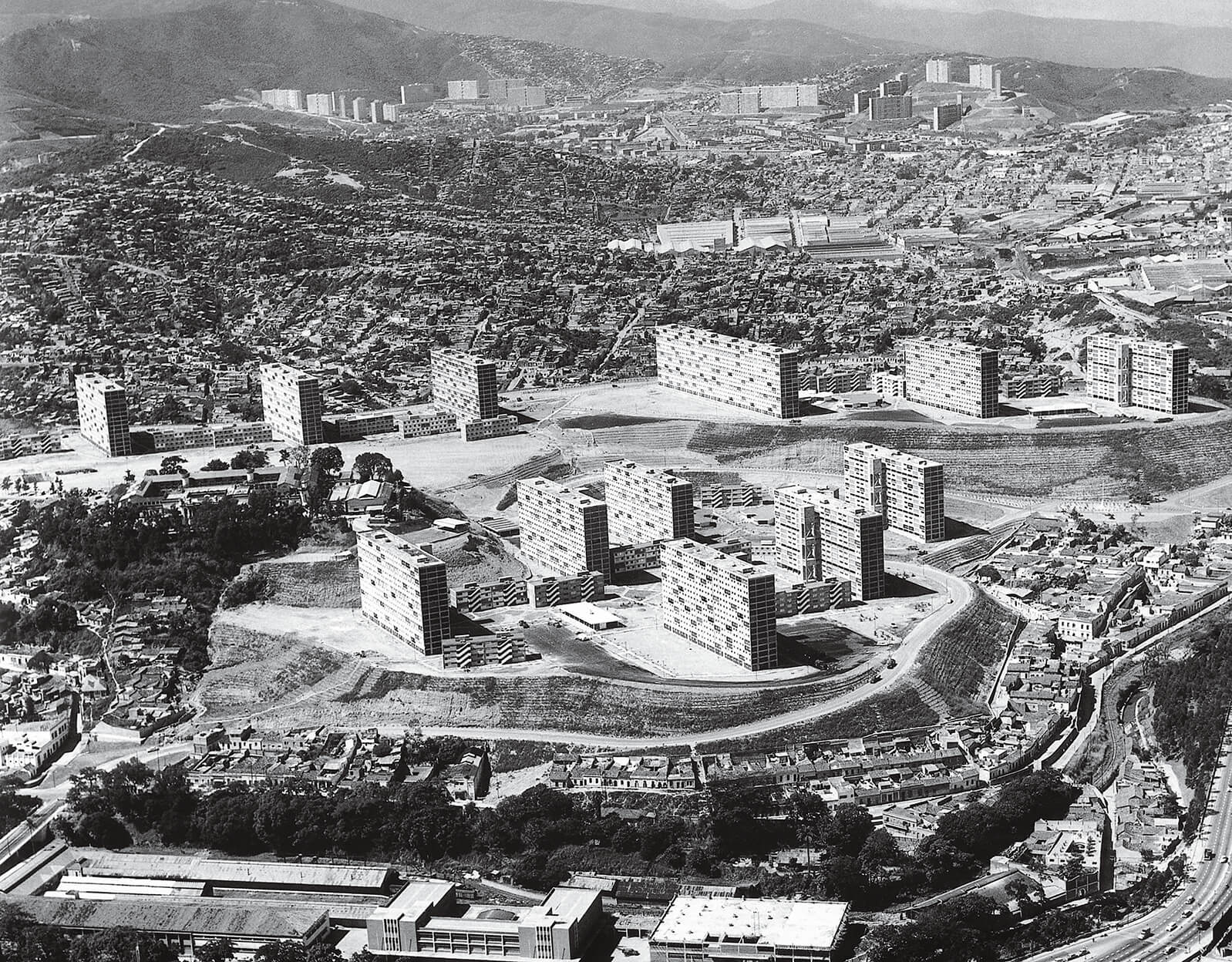 Panorâmica do projeto 23 de Enero em Caracas, destacando o rigor geométrico e a escala monumental da arquitetura modernista na América Latina.
