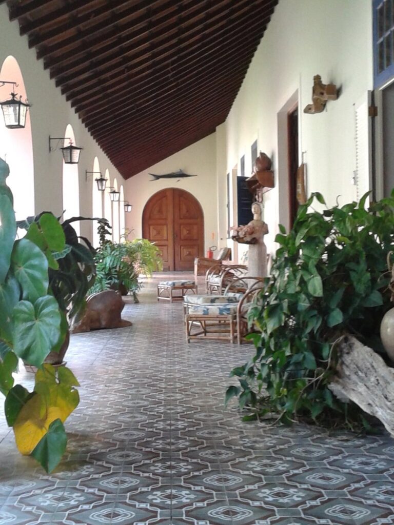 Varanda colonial com ladrilho hidráulico e teto de madeira em arquitetura colonial brasileira preservada em Miguel Pereira.