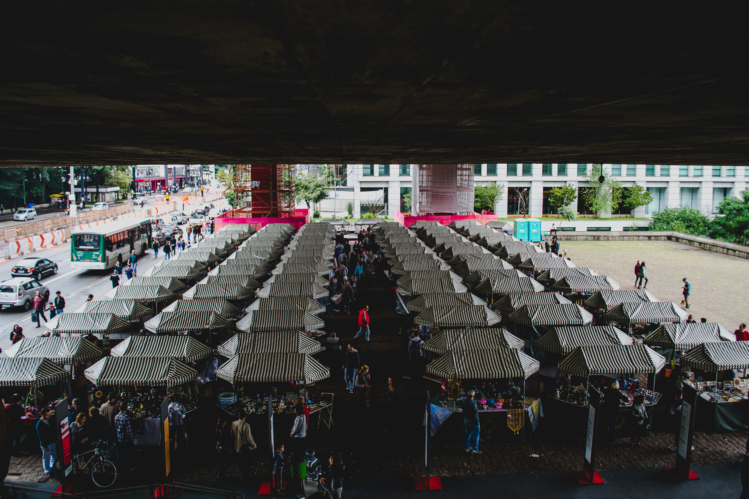 Vão livre do MASP em São Paulo, um marco da arquitetura modernista brasileira com sua estrutura suspensa e espaço público vibrante.