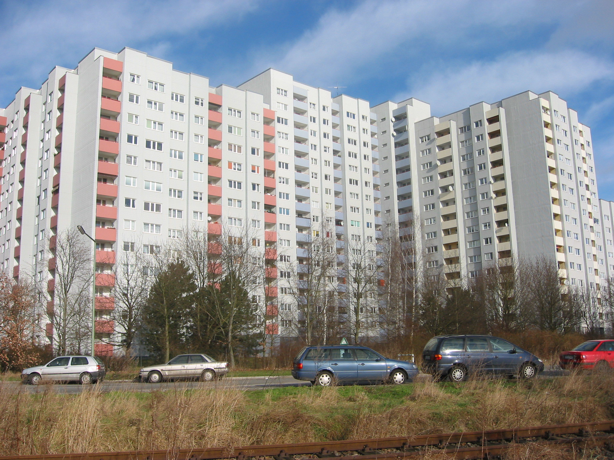 Edifícios residenciais em Gropiusstadt, Berlim, exemplificando a padronização e funcionalidade da arquitetura modernista alemã.
