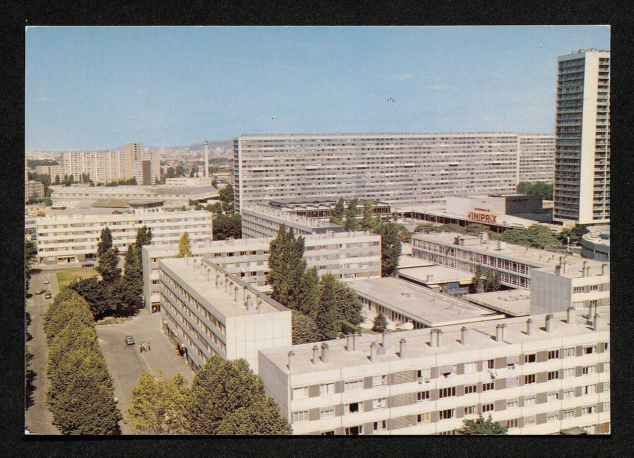 Complexo habitacional La Courneuve na França, um exemplo monumental dos grandes conjuntos residenciais da arquitetura modernista europeia.