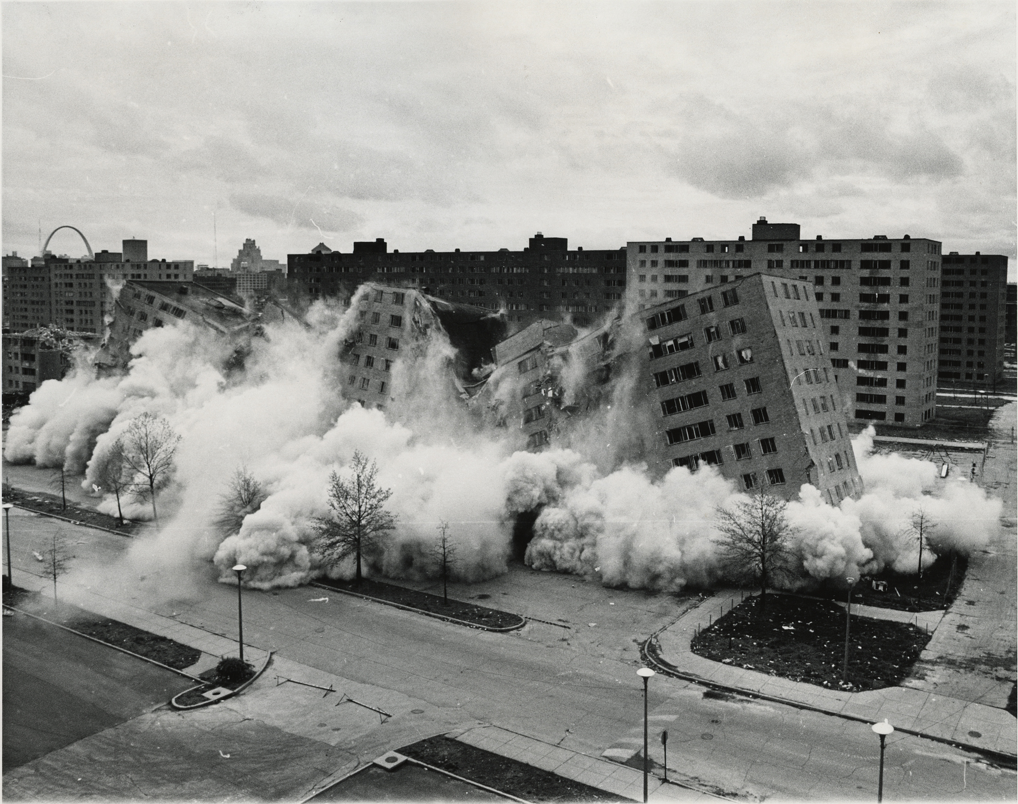 Implosão histórica do complexo Pruitt-Igoe em St. Louis, um momento decisivo que questionou os dogmas da arquitetura modernista em larga escala.