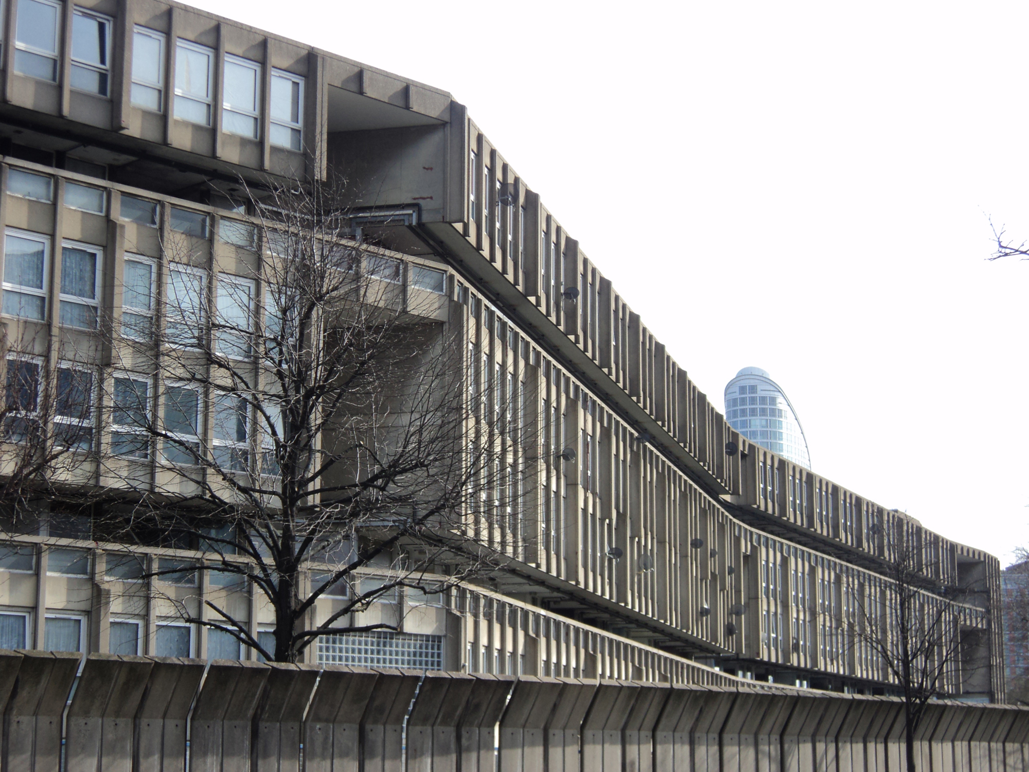 Fachada brutalista do Robin Hood Gardens em Londres, exemplar da arquitetura modernista britânica e do conceito de ruas elevadas.