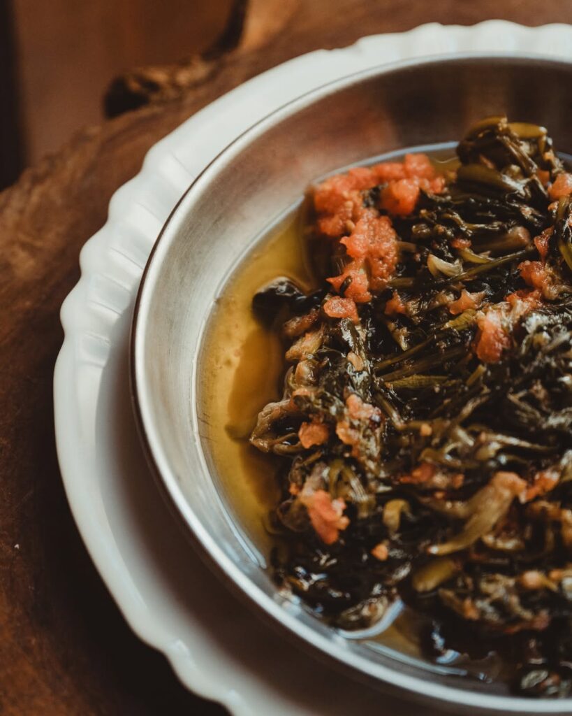 Prato rústico com Stamnagathi, erva típica e amarga, servida com azeite e tomate na Ilha de Creta.