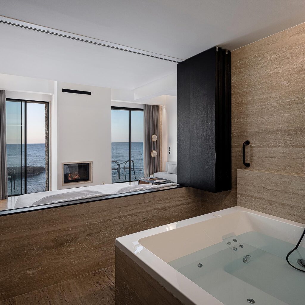 Banheira de hidromassagem integrada ao quarto com vista para o mar, conforto típico nos melhores hoteis da ilha de creta.