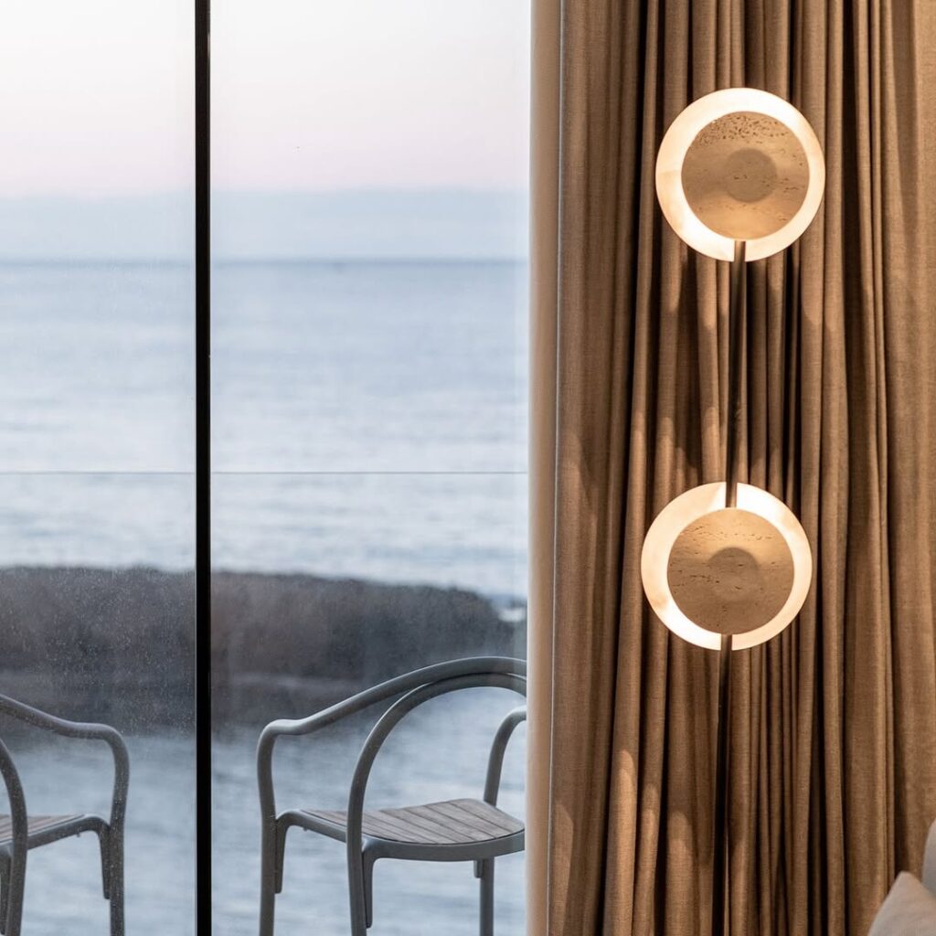 Detalhe de luminária de design e vista para o mar em um dos melhores hoteis da ilha de creta.