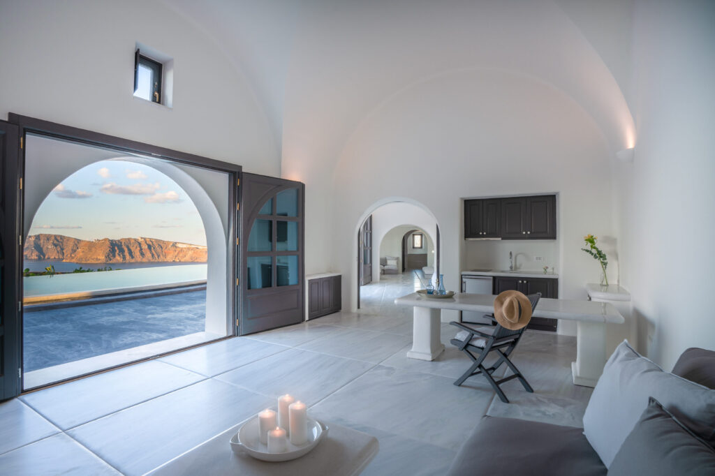 Suíte purista com arquitetura de caverna e teto abobadado em hoteis boutique em santorini.