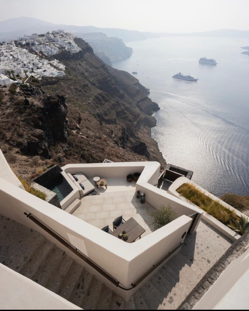 Terraço privativo com piscina e vista para o Mar Egeu em um dos melhores hotéis boutique em santorini.