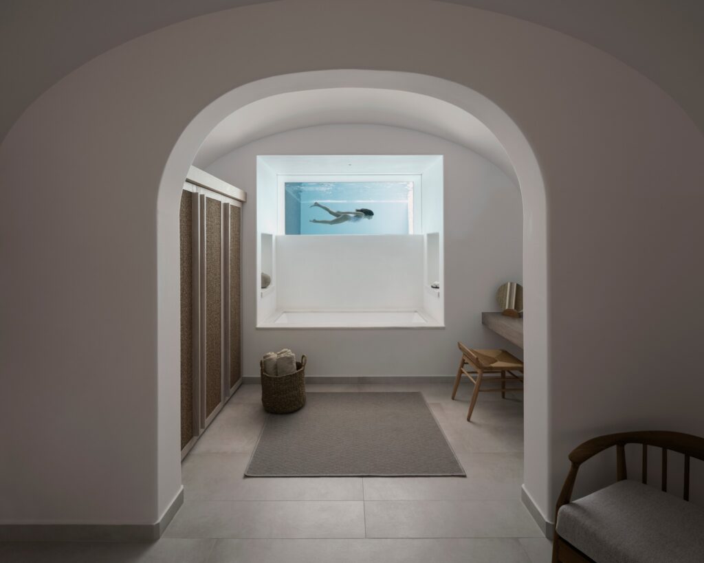 Banheiro escultural com piscina interna em hoteis boutique em santorini, design clean e minimalista.