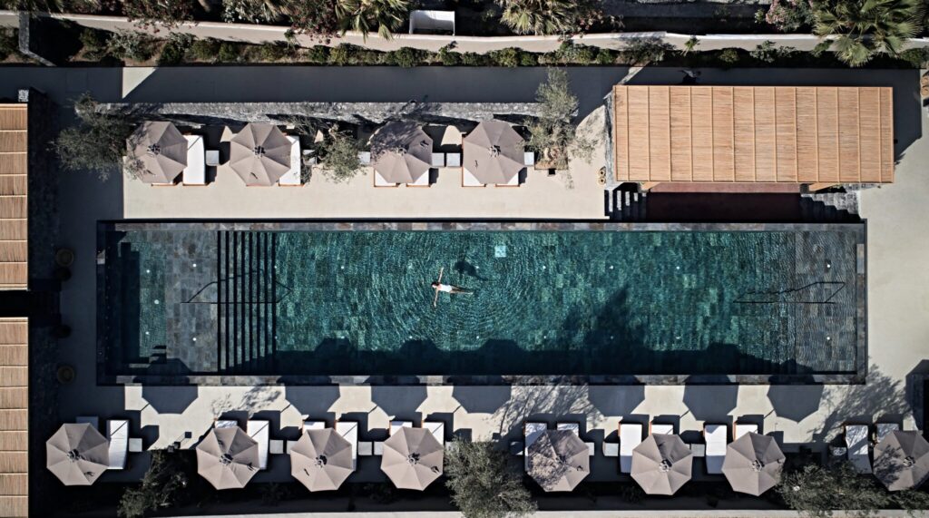 Vista aérea da piscina de design minimalista em hoteis boutique em santorini.
