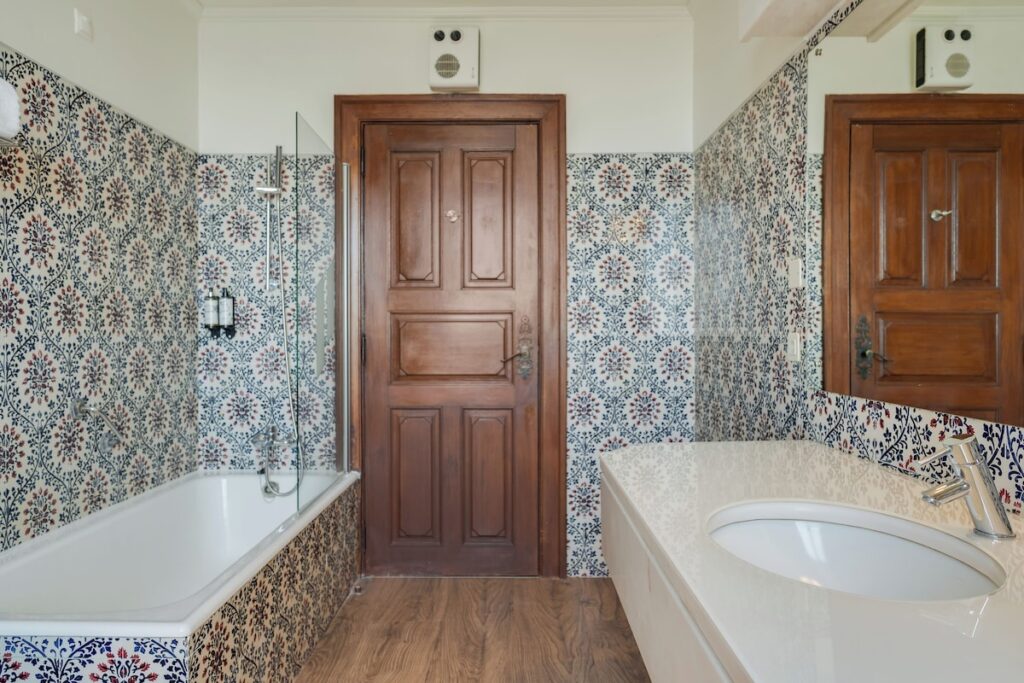 Banheiro decorado com azulejos tradicionais portugueses em uma das pousadas em portugal.