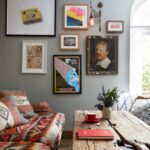 Parede com quadros e sof&aacute; &eacute;tnico em hot&eacute;is boutique em londres com decora&ccedil;&atilde;o ecl&eacute;tica e art&iacute;stica.