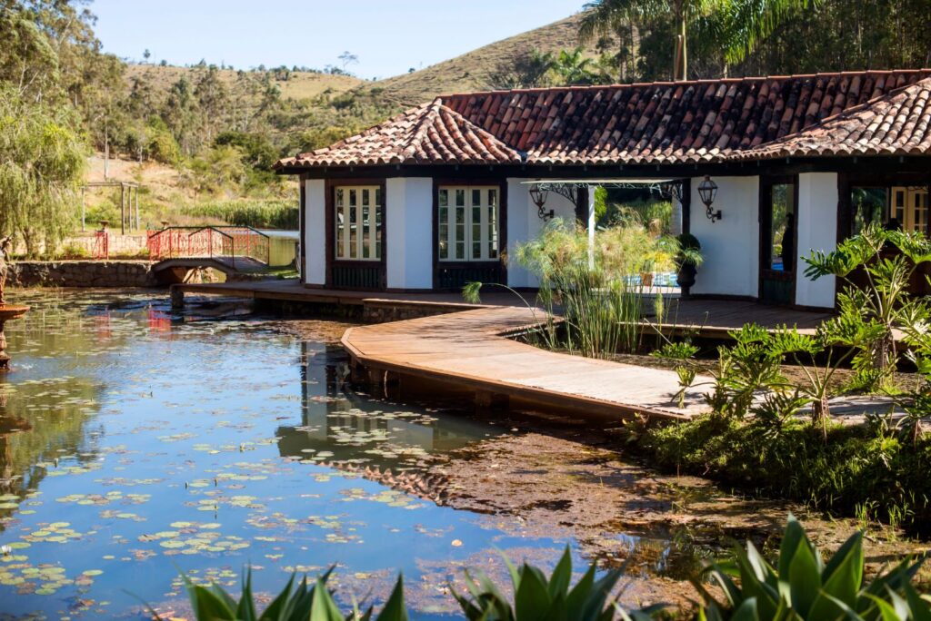 Bangalôs sobre lago com vitórias-régias em fazendas históricas para se hospedar e relaxar junto à natureza.