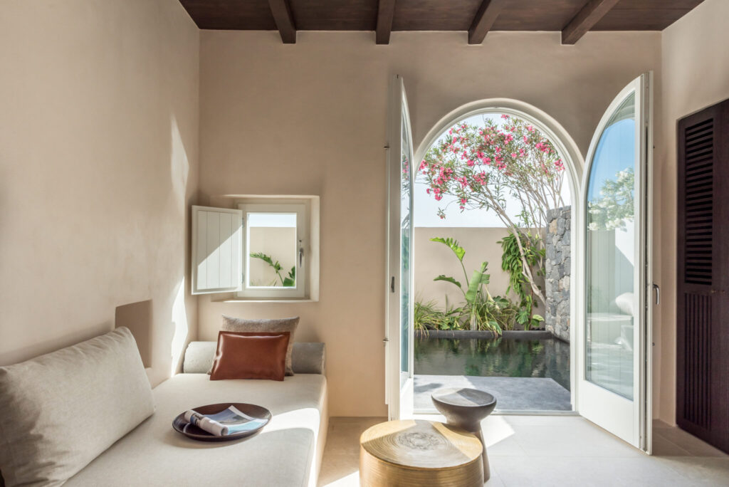 Estar privativo com piscina de mergulho e jardim em hoteis boutique em santorini.