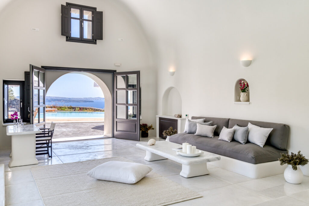 Sala de estar com design Zen Cicládico e sofás embutidos em hoteis boutique em santorini.