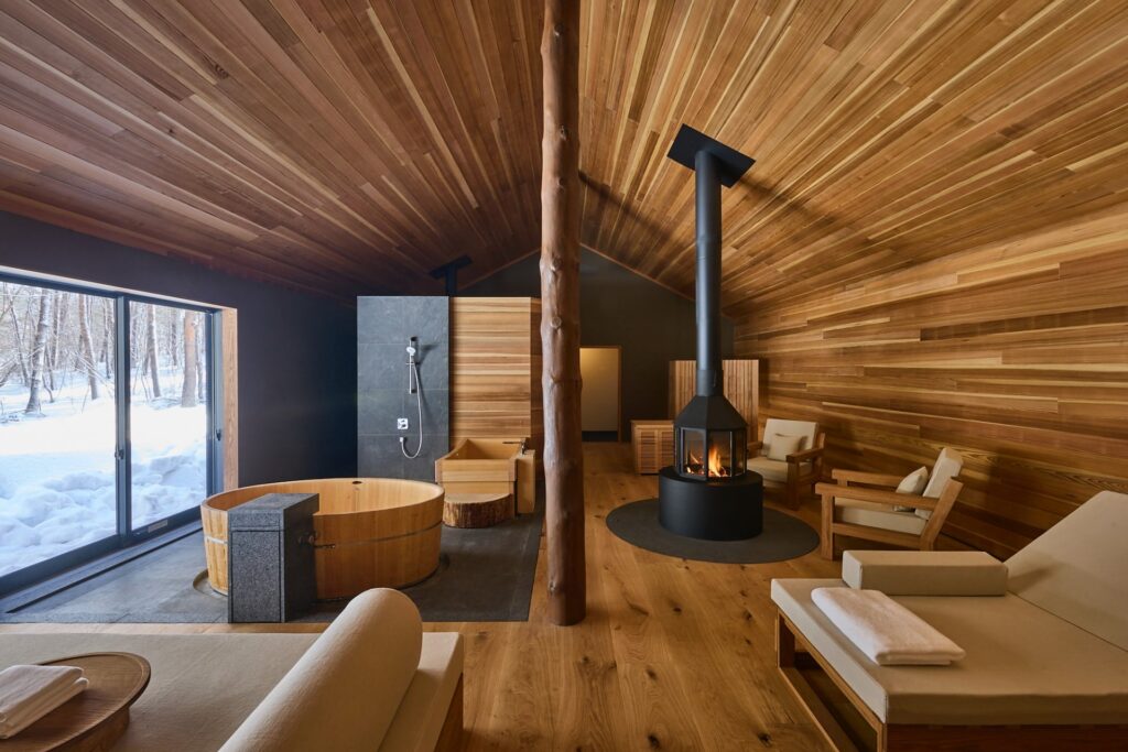 Sauna com vista para a neve e banheira de madeira ofuro no Azuma Farm Koiwai.