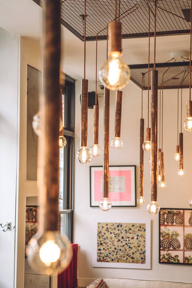 Luminárias industriais pendentes com lâmpadas de filamento em hotéis boutique em londres.