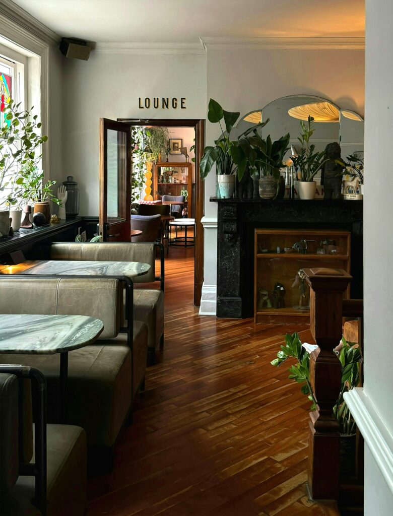 Lounge aconchegante com sofás de couro, mesas de mármore e piso de parquet em hotéis boutique em londres.