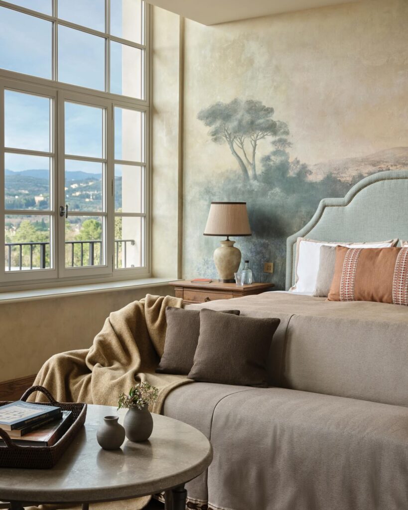 Quarto com pintura mural artística e design sofisticado em hoteis boutique em santorini.