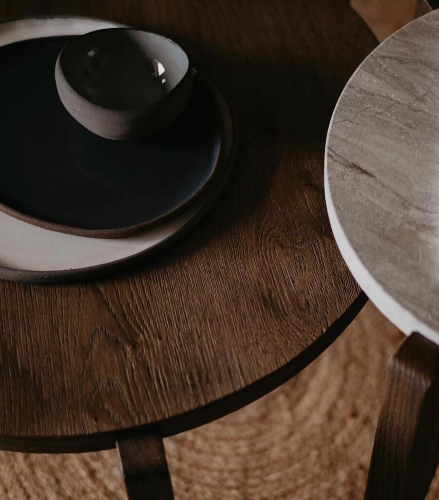 Produção de mesa com cerâmicas artesanais e móveis de madeira em hotéis boutique em santorini.