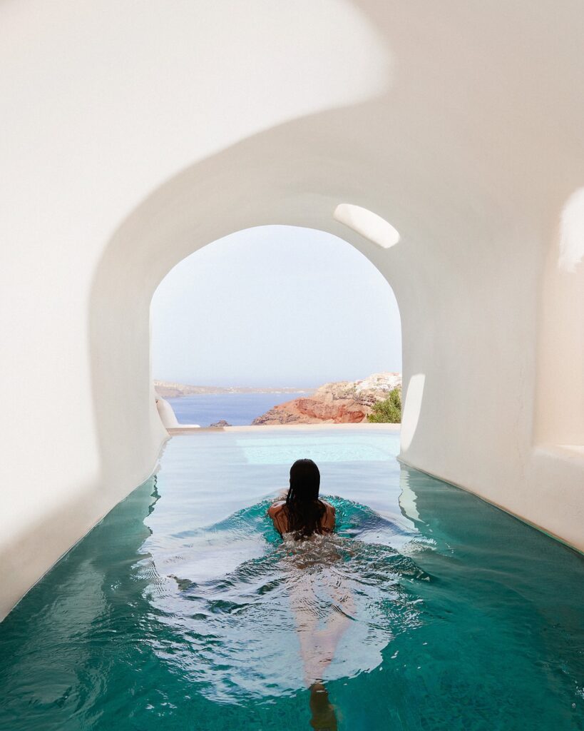 Piscina caverna privativa com túnel de acesso ao mar em hoteis boutique em santorini.