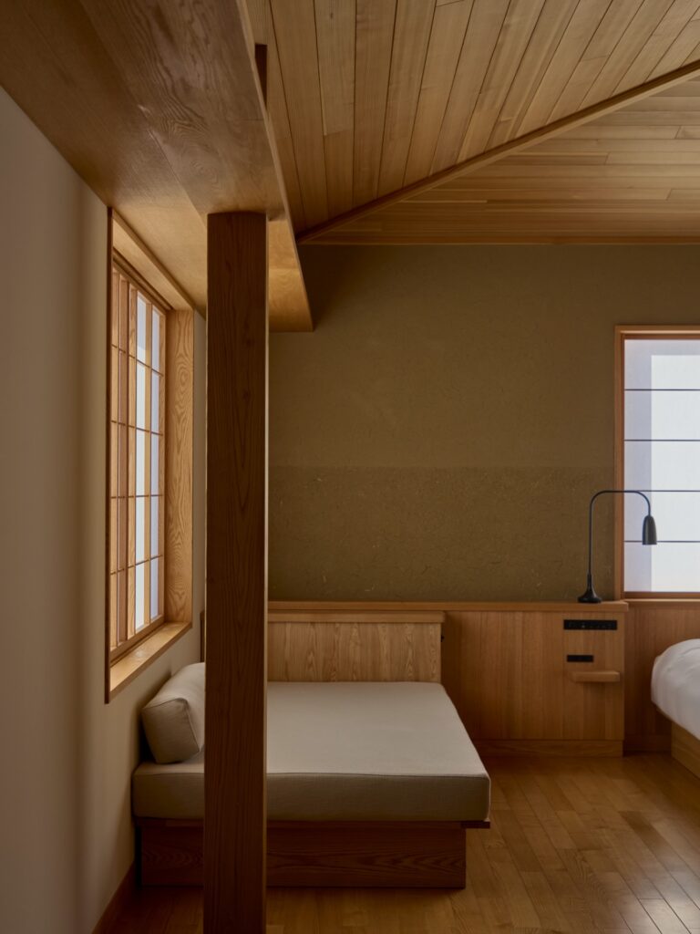 Canto de leitura minimalista com madeira clara no Azuma Farm Koiwai.