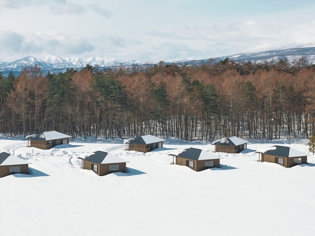 Vilas independentes do Azuma Farm Koiwai espalhadas em campo de neve em hotel de Iwate.