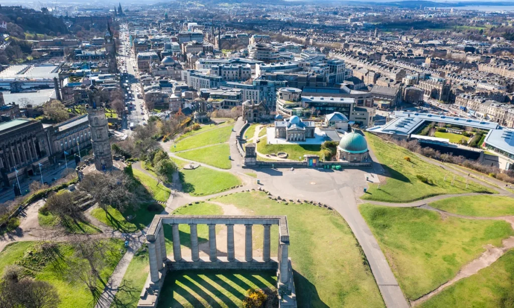 Vista panorâmica de Calton Hill com monumento clássico, bairro Broughton. Excelente região de onde ficar em Edimburgo com vistas icônicas.