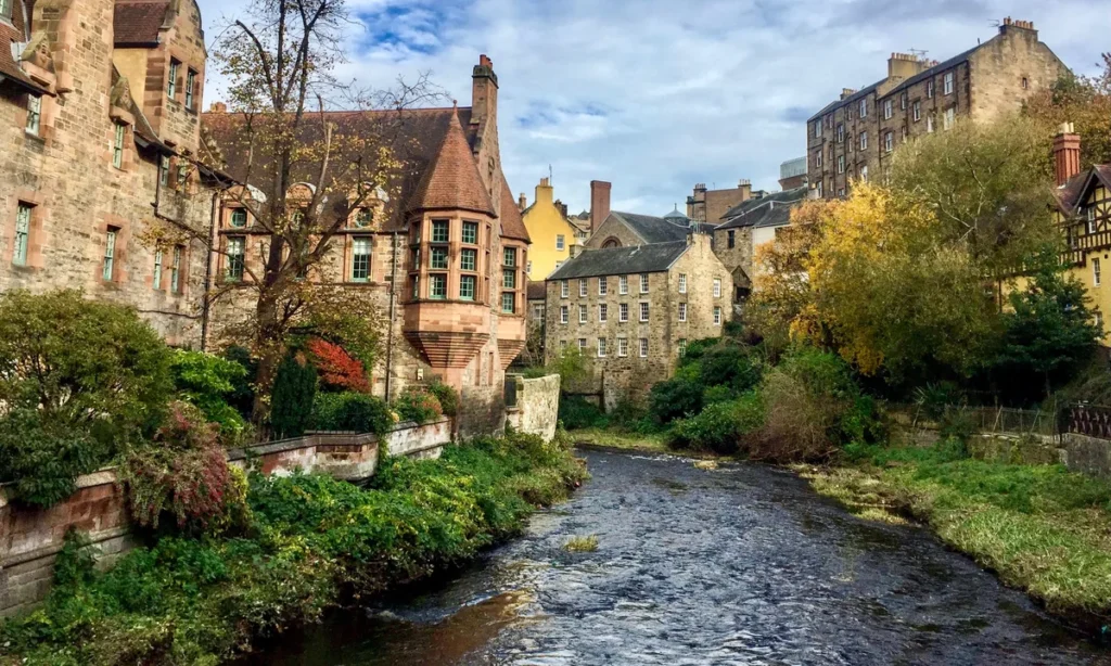 Fachadas históricas e rio em Dean Village, West End. Refúgio tranquilo e charmoso de onde ficar em Edimburgo.