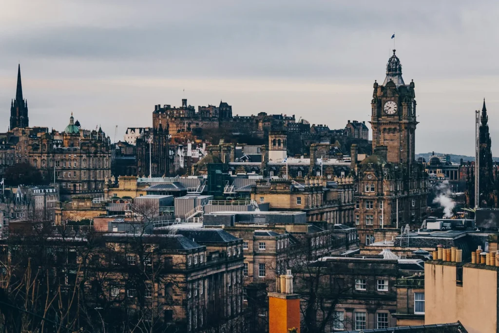 Skyline histórico de Edimburgo com Castelo e hotéis icônicos entre Old e New Town. Guia de onde ficar em Edimburgo.