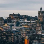 Skyline hist&oacute;rico de Edimburgo com Castelo e hot&eacute;is ic&ocirc;nicos entre Old e New Town. Guia de onde ficar em Edimburgo.