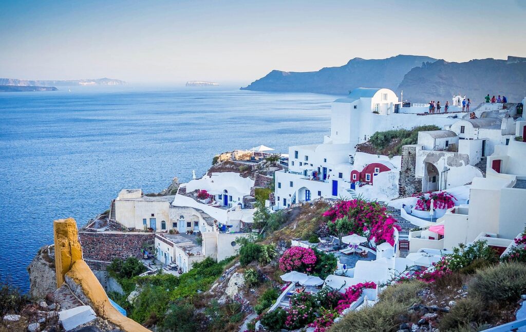 Arquitetura em cascata sobre a caldeira, revelando a beleza da ilha na melhor época para visitar Santorini.