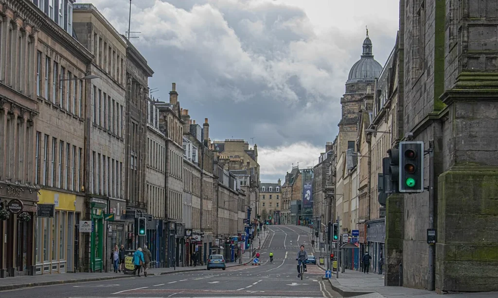 Rua movimentada com arquitetura clássica em Newington, Edimburgo. Bairro prático e cultural de onde ficar em Edimburgo.