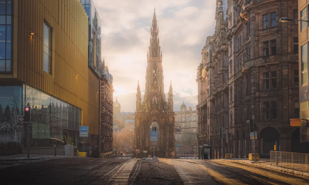 Monumento gótico Scott Monument em New Town, centro de Edimburgo. Localização privilegiada de onde ficar em Edimburgo.